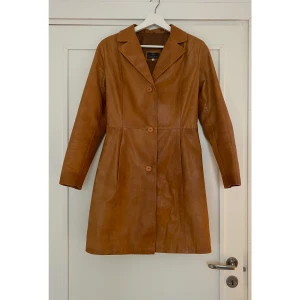 Italiensk brun skinnjacka - Brun skinnjacka köpt i Milano. Sitter perfekt på mig som är XS. Har en liten skada på ryggen. 