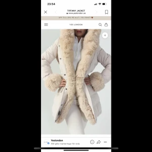 Jacka från yeslondon - Fin dunjacka med fuskpälsdetaljer, helt ny säljer pga att den inte passade mig. Storlek S. Köptes för 1899, säljer den för 1000 kr