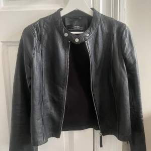 Skinnjacka - Säljer denna fina skinnjacka från zara. 