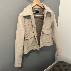 Zara - kort jacka  - Superfin lite kortare jacka, köpt i Zara men aldrig kommit till användning, den är som ny. Den köptes för 399, kvittot finns också.