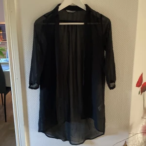Blus  - Svart lång blus i storlek 128
