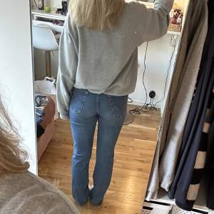 lågmidjade levis jeans köpa på sellpy för 500kr🙌🏽 använda men fof väldigt bra kvalité! säljer för 250kr