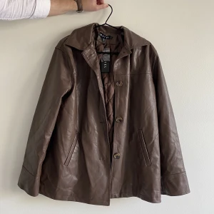 Brun jacka - Brun jacka som är lätt fodrad (perfekt till hösten)  Aldrig använd med lappar kvar!! Köpt för 1200kr+frakt. 