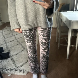 Ganni jeans  - Snygga mönstrade jeans från GANNI. Nyskick! 