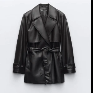 Skinnjacka (M) - Skinnjacka från Zara i strl M