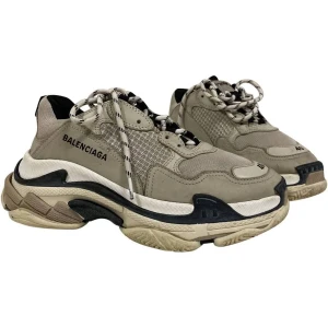 Balenciaga Triple S skor - Säljer mina grå/beiga balenciaga triple S skor. Självklart äkta. Knappt använda. Box ingår!