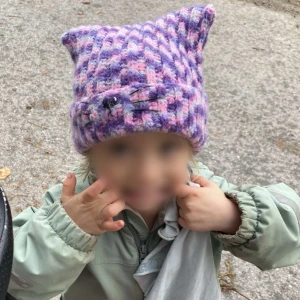 Handvirkad kattmössa med brodering - Virkad kattmössa m. broderad mun &näsa! Finns i alla storlekar &färger! Skriv till mig vilken storlek +färg så fixar jag det till dig! (Du kan även välja att ha med eller utan kant &med eller utan brodering, kanten är insydd på sidorna❤️) skriv för frågor!