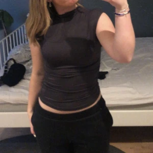 grå topp - indragning i sidorna och en liten krage. Endast testad! 