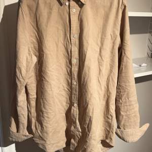 Säljer min beiga overshirt (kan användas som vanlig skjorta) som jag har fått väldigt många komplimangerför. Storlek M   🛑Kom med prisförslag