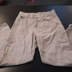 Baggy byxor - Baggy byxor från junkyard, sweet skateboard, plagget är beige och i väldigt bra skick. Dessa byxor finns inte kvar i butik. Orginal pris 599kr.