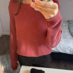 Stickad tröja - En röd stickad tröja, som man kan se igenom. Storlek L men passar mig som har S, man kan bara vika in den. Nästan aldrig använd 💗💗