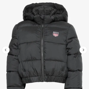 Gant jacka  - Säljer denna superfina gant jackan i storlek ”158/164”. Jackan är i nyskick  Köpt förra året från KidsBrandStore för 1500kr. 