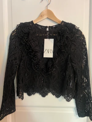 Zara blus  - Ett ny, aldrig använd slutsåld blus från zara. Den är skitfin men inte min stil❤️