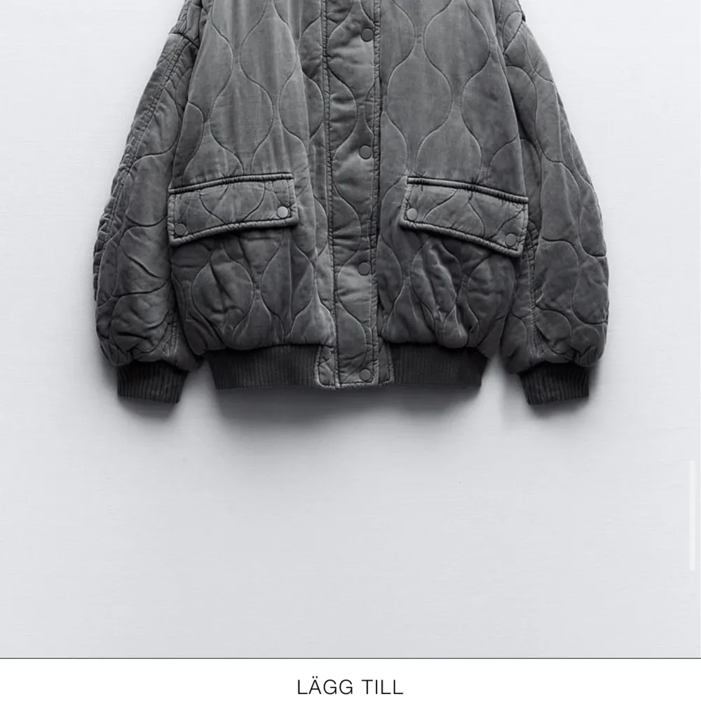 Säljer denna jacka från zara då jag inte har nån användning för den,  Den är aldrig använd endast  testad!💗  Köparen står för frakt . Jackor.