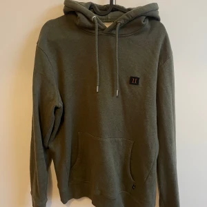Les Deux  - Mörkgrön hoodie från Les Deux i storlek L