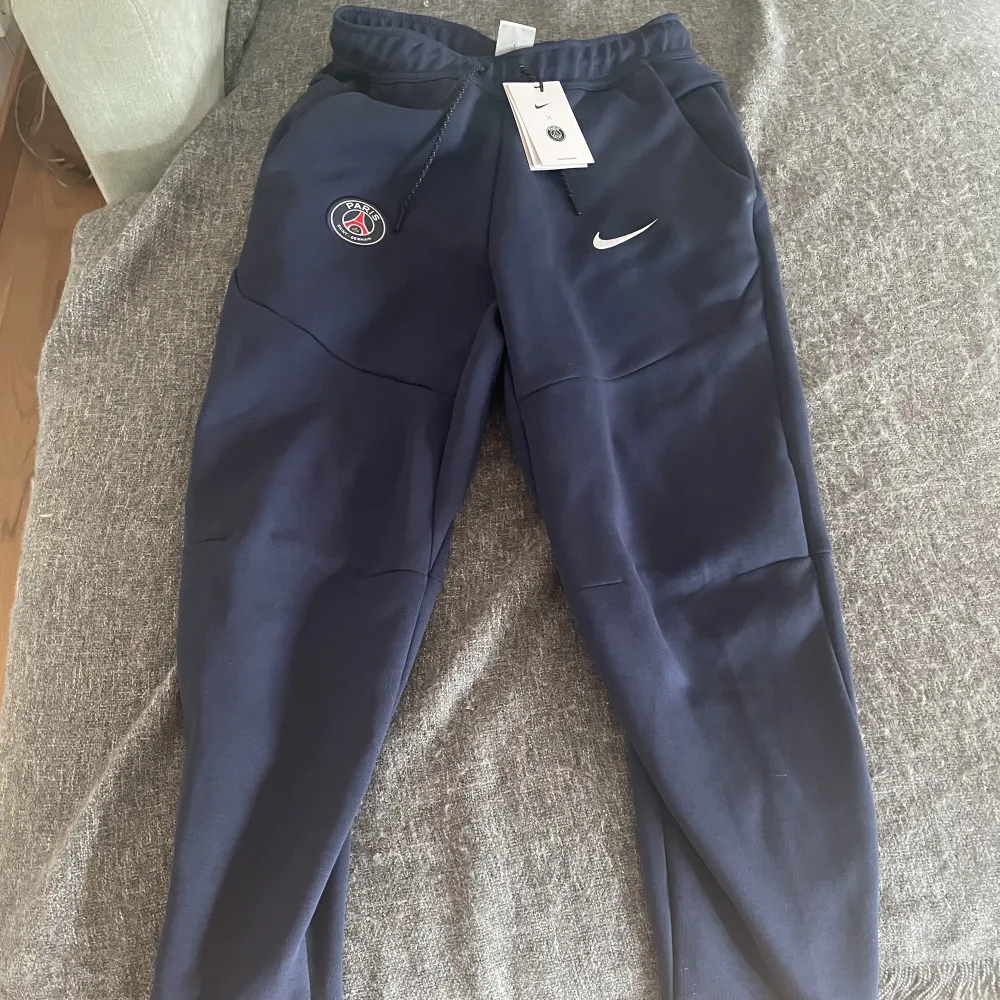 Säljer ett par Nike tech psg byxor då dom inte passar mig. Aldrig använda och i perfekt skick. Storlek S. Jeans & Byxor.