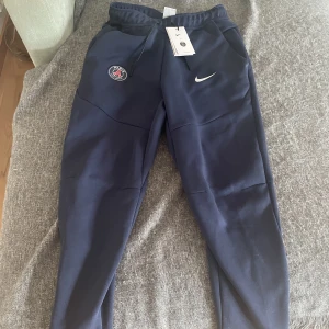 Nike tech PSG - Säljer ett par Nike tech psg byxor då dom inte passar mig. Aldrig använda och i perfekt skick. Storlek S