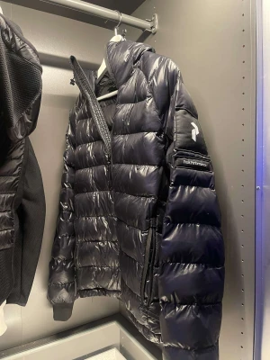 Peak performance jacka - jätte fin o varm peak peformance jacka Som är i storlek S. Perfekta jackan nu när kylan kommer Jag köpte den förra vintern och använde knappt den då jag hade en annan vinter jacka.Den har inga skador eller tecken på användning. Ny pris 2800. kvitto finns