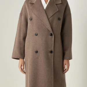 MANGO ullkappa XS/S - Brun kappa från MANGO i modell Picarol (54%ull) I mycket bra skick, använts en säsong endast. Storlek XS (passar någon som är S med). Nypris 1600