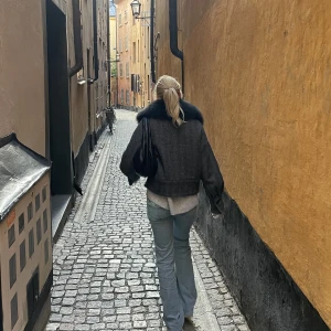 meotine  - as snygg jacka!! super bra skick använda förra sesongen och få tal gånger denna!💗💗den är svart med gråa sträck 