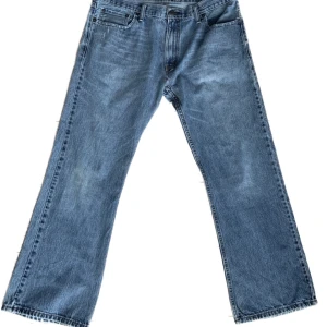 Vintage Levis Bootcut 527 - Vintage Levis 527 Bootcut, i ljusblå tvätt.  Storlek 36x30. Condition: 9/10.