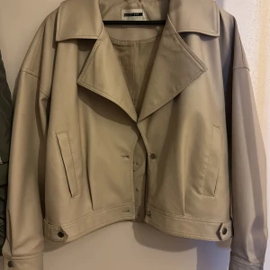 Skinnjacka  - Eftertraktad beige skinnjacka som är helt slutsåld!! 