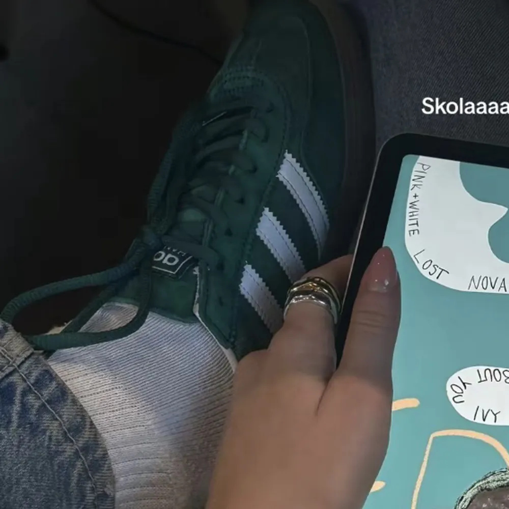 SÖKER dessa Adidas spezial skorna i grön!! Stl 37 1/3 eller 38 (helst 38), hör gärna av dig är väldigt intresserad!! 💚. Skor.
