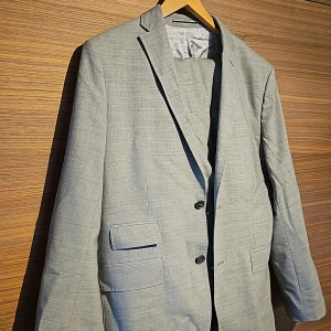 Koatym kavaj plus byxa - Snygg J Lindeberg kostym i två delar. Litet slitage på ena ärmen (se bild).  Kavaj skinny fit, byxor slim fit.