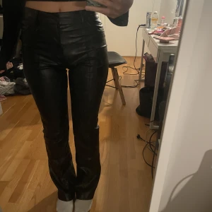 Skinnbyxor  - Jätte fina svarta Skinnbyxor ifrån zara, är 169 lång.