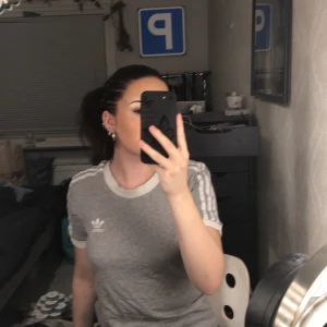T-shirt - Adidas tröja, endast använt fåtal gånger och den är i bra skick, som ny 😁