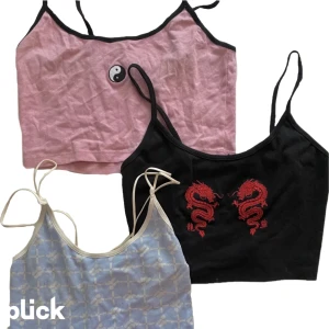 urban toppar - Säljer dessa tre Urban toppar. Alla är i strl S men passar även Xs. Säljer pga ingen användning. Säljer separat för 100kr, alla tillsammans för 300kr:)) ❗️OBS❗️tryck ej på köp nu, meddela mig först vid intresse, köparen står för frakt<33 