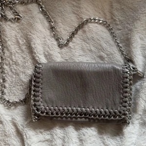 Tiamo väska  - Säljer den här tiamo väska.  Tryck inte på in och köp skriv till mig innan