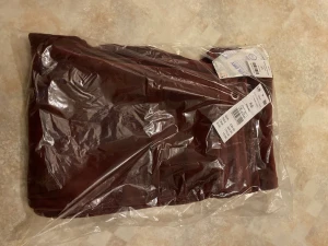 Mjukisbyxor  - Ett till par jättesköna mjukisbyxor i vinrött som jag ej packat upp då jag inte fick användning för de andra i samma storlek och färg jag köpte. Finns ej kvar i färgen, därmed bilden på ett par mörkblåa. Köpte för 1,5-2 år sedan för 229 kr!