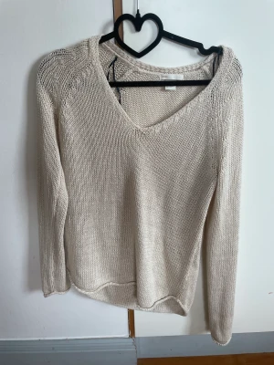 stickad beige tröja  - Stickad beige tröja storlek s/m