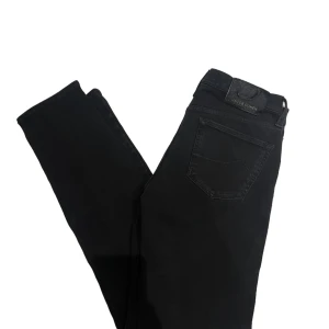Jacob cohën jeans  - Säljer dessa fina jeans i modellen kimberly! Strolek är 27 och pris 699kr då Org pris är runt 4-5 tusen! Skick är 9,5 av 10 då det inte är några defekter! Hör av dig om du vill ha mer information eller annat!