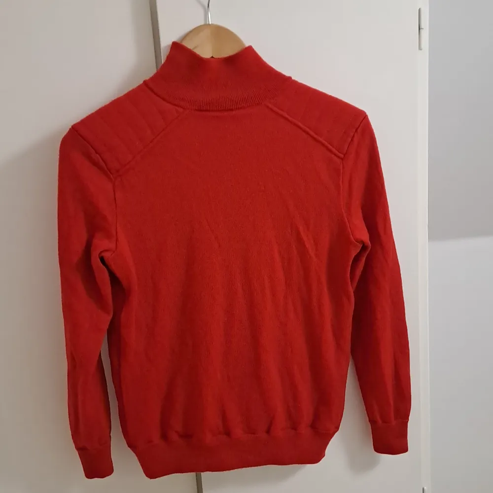 En fin Ralph Lauren tröja I small modell, har två små noppar på magen (se bild 3)  Bredd: 40 Längd: 60. Tröjor & Koftor.