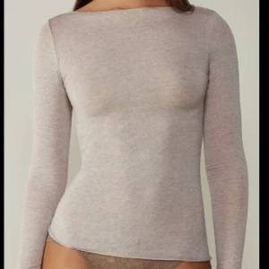 Intimissimi tröja - Beige intimissimi tröja i storlek M. Säljer då den inte kommer till användning.💕