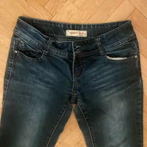 Jeans - Jag säljer dessa jätte snygga jeans från sergreti jeans. De passar tyvär inte längre men är straight/flare. De har tvp knappar och coola bakfickor