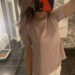 Rosa blus  - Säljer min söta blus med en liten öppning i ryggen som man ser på andra bilden 💞💞den är i jättebra skick! Den är i M men passar mig som har xs/s