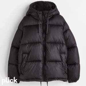 Säljer denna populära jackan från H&M! Köpt förra vintern hör gärna av er vid intresse💗storlek xs men den är väldigt oversize så sitter som en s/m