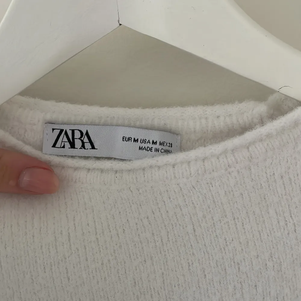 Helt otroligt mjuk tröja från zara som endast kommit till användning en gång🤍 storleken är M men den är väldigt liten och passar xs-s bättre🌸. Stickat.