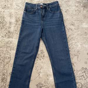 Zara jeans, mörkblåa medelhög midja passar för dig som inte är så lång, nästan nya   
