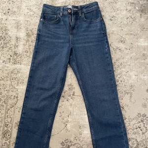 Zara jeans  - Zara jeans, mörkblåa medelhög midja passar för dig som inte är så lång, nästan nya   