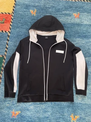 Hugo boss hoodie - Detta är en sällsynt Hugo boss hoodie/zip up i ytterst fint skick. 