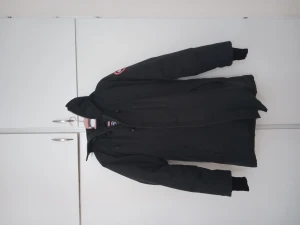 Canada goose jacka - Använd 2 vintrar ändå i god skick  Kan skicka fler bilder på jackan om intresserad  Säljer för att det inte är min stil längre och har 2 andra vinterjackor  Storlek: M/M