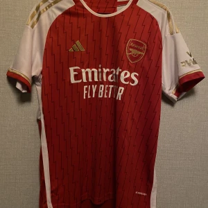 Fotboll Arsenal 2023 Jersey - Säljer denna asfeta arsenal tröjan då den e för liten. Riktigt snygg och kan även gå ner i pris.