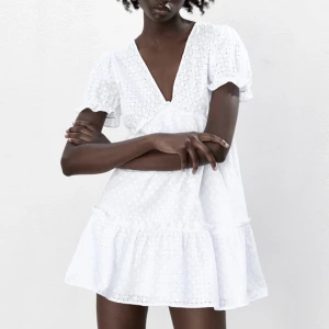 Zara klänning vit - Säljer denna supersöta klänning från zara som inte säljs längre. Perfekt till studenten eller skolavslutning🤍 Jättefin i ryggen Köpt för 400kr 