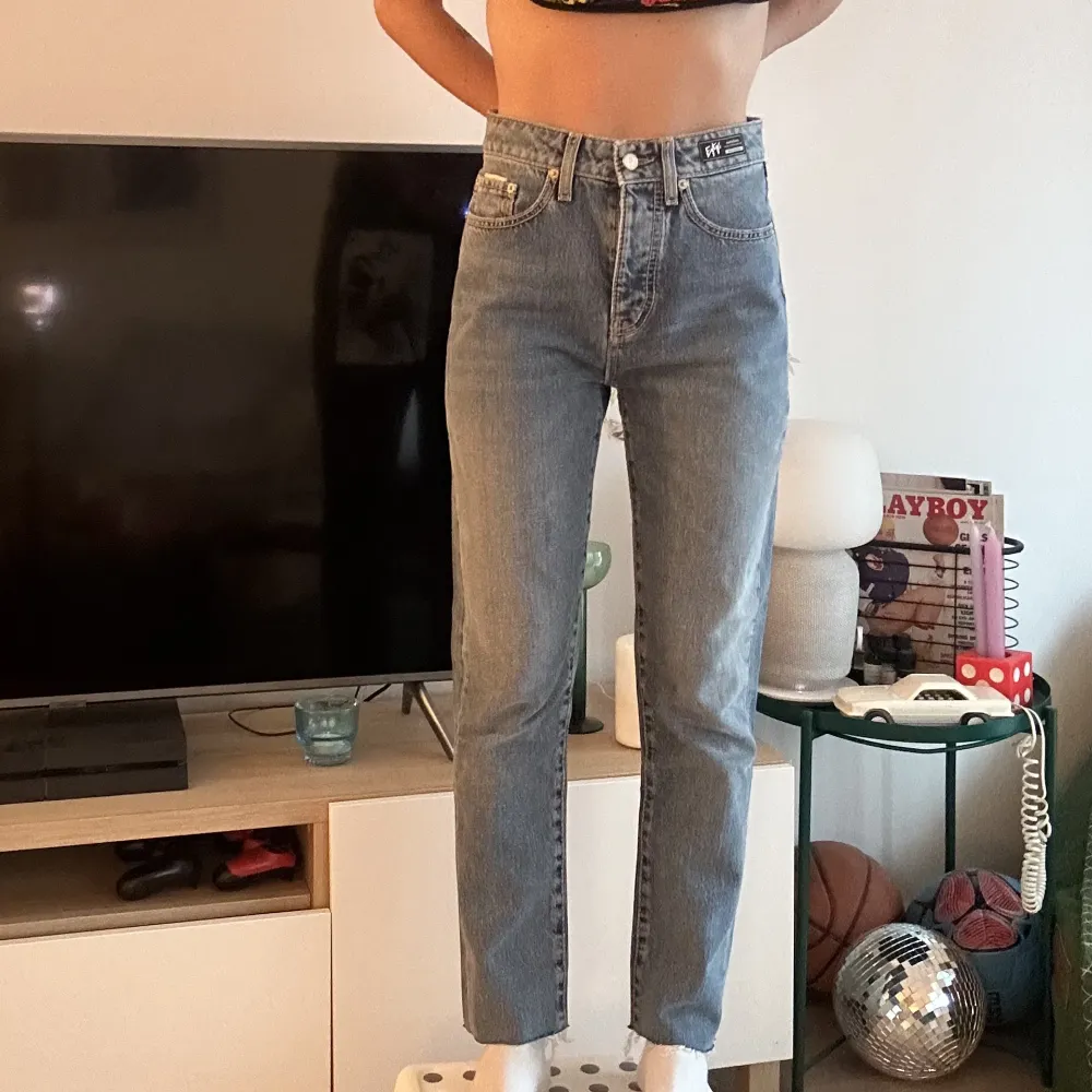 SWISH ONLY 🚨 MSG BEFORE BUYING. I cut the length (they’re about 30in now). FYI: these pants are big on me (i’m pinching at the back so please don’t use me as reference, refer to the size!) . Jeans & Byxor.