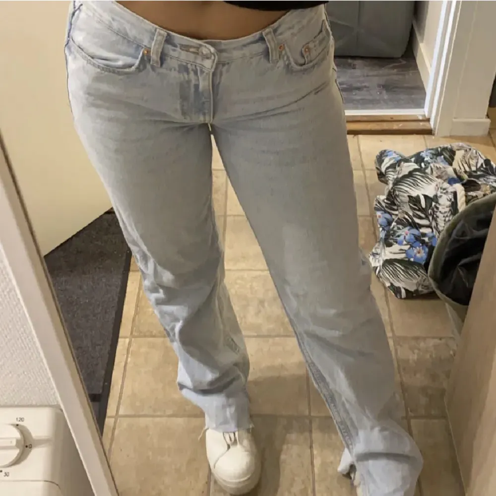 Ett par jätte snygga jeans från Gina i storlek 32 passar Xs-S, jätte fin färg och fint skick! Priset kan diskuteras, (första bilden är lånad). Jeans & Byxor.