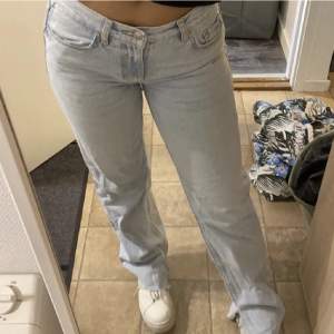 Ett par jätte snygga jeans från Gina i storlek 32 passar Xs-S, jätte fin färg och fint skick! Priset kan diskuteras, (första bilden är lånad)